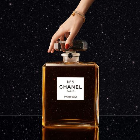 bottiglia chanel gigante|This is the Largest Chanel Perfume Bottle Ever Produced.